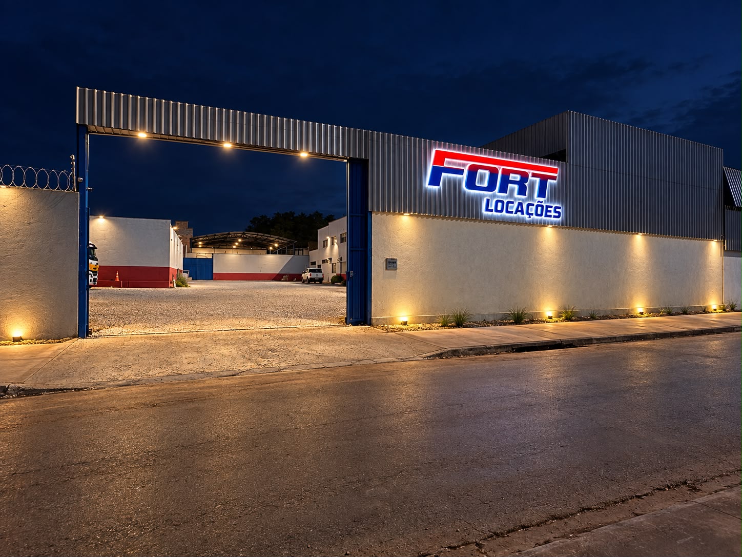 Fachada da Fort Locações iluminada à noite